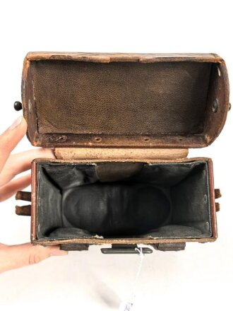 1. Weltkrieg, Behälter zum Fernglas 08 von Goerz Berlin. Zum Teil aus Ersatzmaterial, die beiden verschlussriemen abgerissen