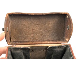 1. Weltkrieg, Behälter zum Fernglas 08 von Goerz Berlin. Zum Teil aus Ersatzmaterial, die beiden verschlussriemen abgerissen