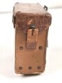1. Weltkrieg, Behälter zum Fernglas 08 von Goerz Berlin. Zum Teil aus Ersatzmaterial, die beiden verschlussriemen abgerissen