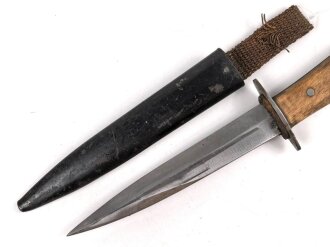 1. Weltkrieg, Grabendolch für ohne Herstellerbezeichnung, die Tragschlaufe aus Ersatzmaterial, Scheide Originallack.