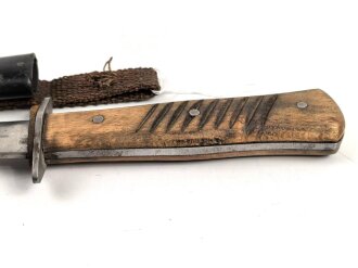 1. Weltkrieg, Grabendolch für ohne Herstellerbezeichnung, die Tragschlaufe aus Ersatzmaterial, Scheide Originallack.