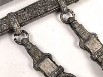Dolch für Offiziere des Heeres mit Gehänge und Portepee. Hersteller WKC, Klinge geht recht "schwer" in die Scheide
