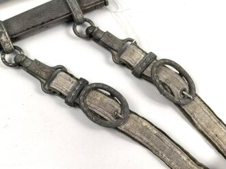 Dolch für Offiziere des Heeres mit Gehänge und Portepee. Hersteller WKC, Klinge geht recht "schwer" in die Scheide