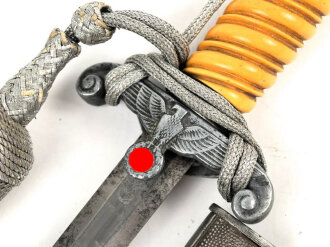 Dolch für Offiziere des Heeres mit Gehänge und Portepee. Hersteller WKC, Klinge geht recht "schwer" in die Scheide