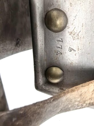 Frankreich, Eiserner Kürass. Das Vorderteil mit Beschuss, der Rücken  markiert " Manufactur de Chatelleraut 1852.  Der Rücken etwas größer als die Brust