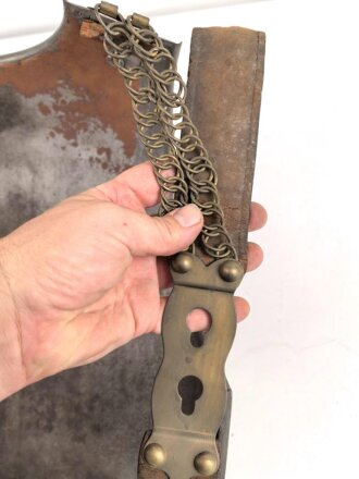 Frankreich, Eiserner Kürass. Das Vorderteil mit Beschuss, der Rücken  markiert " Manufactur de Chatelleraut 1852.  Der Rücken etwas größer als die Brust