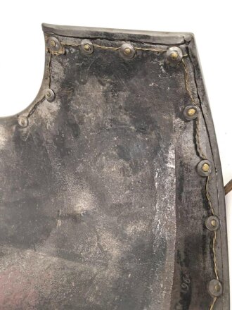 Frankreich, Eiserner Kürass. Das Vorderteil mit Beschuss, der Rücken  markiert " Manufactur de Chatelleraut 1852.  Der Rücken etwas größer als die Brust