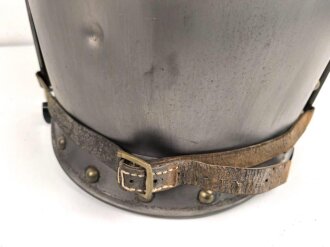 Frankreich, Eiserner Kürass. Das Vorderteil mit Beschuss, der Rücken  markiert " Manufactur de Chatelleraut 1852.  Der Rücken etwas größer als die Brust