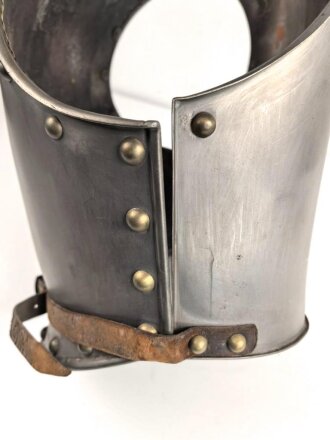 Frankreich, Eiserner Kürass. Das Vorderteil mit Beschuss, der Rücken  markiert " Manufactur de Chatelleraut 1852.  Der Rücken etwas größer als die Brust