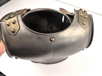 Frankreich, Eiserner Kürass. Das Vorderteil mit Beschuss, der Rücken  markiert " Manufactur de Chatelleraut 1852.  Der Rücken etwas größer als die Brust