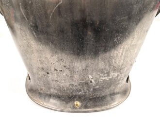 Frankreich, Eiserner Kürass. Das Vorderteil mit Beschuss, der Rücken  ohne markierungen. Bauchgurt ergänzt.  Nicht nummerngleich.