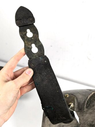 Frankreich, Eiserner Kürass. Das Vorderteil mit Beschuss, der Rücken  ohne markierungen. Bauchgurt ergänzt.  Nicht nummerngleich.
