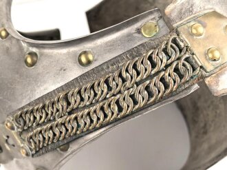 Frankreich, Eiserner Kürass. Das Vorderteil mit Beschuss, der Rücken  ohne markierungen. Bauchgurt ergänzt.  Nicht nummerngleich.
