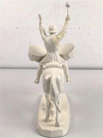 Kesselpauker zu Pferd, Porzellanfigur der Firma Hertwig & Co., Katzhütte. Eine Pauke sowie beide Hände beschädigt, zum Teil leicht verfärbt. Ein Schlegel fehlt. Höhe ca. 40cm