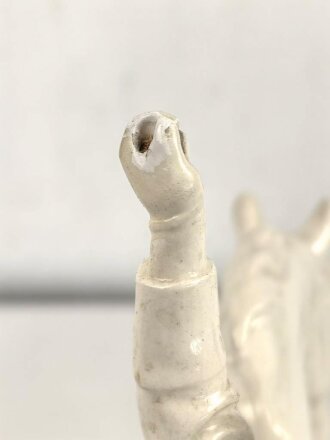 Kesselpauker zu Pferd, Porzellanfigur der Firma Hertwig & Co., Katzhütte. Eine Pauke sowie beide Hände beschädigt, zum Teil leicht verfärbt. Ein Schlegel fehlt. Höhe ca. 40cm