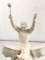 Kesselpauker zu Pferd, Porzellanfigur der Firma Hertwig & Co., Katzhütte. Eine Pauke sowie beide Hände beschädigt, zum Teil leicht verfärbt. Ein Schlegel fehlt. Höhe ca. 40cm