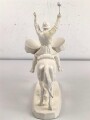 Kesselpauker zu Pferd, Porzellanfigur der Firma Hertwig & Co., Katzhütte. Eine Pauke sowie beide Hände beschädigt, zum Teil leicht verfärbt. Ein Schlegel fehlt. Höhe ca. 40cm