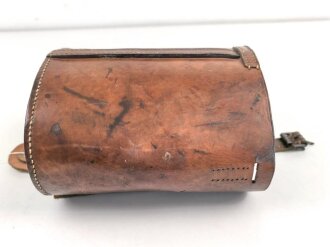 1. Weltkrieg, Kochgeschirrtasche für Berittene, gestempelt " Jäger Regiment zu Pferd 1915"  Das Angenähte Lederstück sowie ein Teil des Verschlussriemens neuzeitlich ergänzt