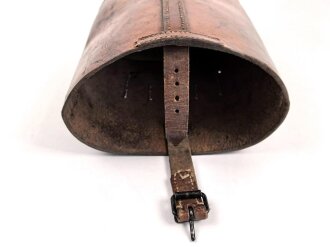 1. Weltkrieg, Kochgeschirrtasche für Berittene, gestempelt " Jäger Regiment zu Pferd 1915"  Das Angenähte Lederstück sowie ein Teil des Verschlussriemens neuzeitlich ergänzt