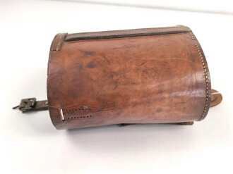 1. Weltkrieg, Kochgeschirrtasche für Berittene, gestempelt " Jäger Regiment zu Pferd 1915"  Das Angenähte Lederstück sowie ein Teil des Verschlussriemens neuzeitlich ergänzt
