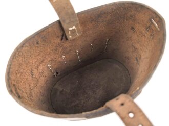 1. Weltkrieg, Kochgeschirrtasche für Berittene, gestempelt " Jäger Regiment zu Pferd 1915"  Das Angenähte Lederstück sowie ein Teil des Verschlussriemens neuzeitlich ergänzt