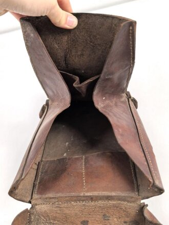 1. Weltkrieg, Tasche für berittenes Hufbeschlagpersonal. Ungereinigtes Stück, datiert 1917