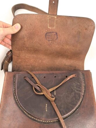 1. Weltkrieg, Tasche für unberittenes Hufbeschlagpersonal. Ungereinigtes Stück, der Trageriemen abgerissen