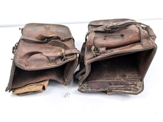 Kürassier Regiment von Seydlitz No. 7, Paar Packtaschen  mit Hilfspacktaschen. Original zugehörig, die Deckel der Packtaschen vor langer Zeit abgeschnitten. Ungereinigt.