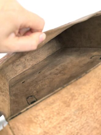 Packtasche für Berittene. Alter und Herkunft unbekannt. Maße etwa 26 x 30 x 10cm