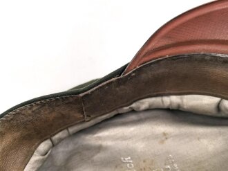 Bayern, Schirmmütze für einen Offizier im 2. Chevaulegers Regiment „Taxis“ Regensburg. Eigentumstück, getragen, leichter Mottenschaden im Bund