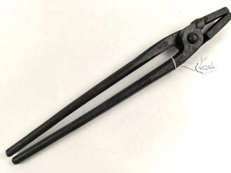 Schmiedezange für Fahnenschmied Wehrmacht, markiert " Reichsheer 1943" neuzeitlich lackiert, Gesamtlänge 35cm