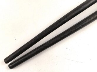 Schmiedezange für Fahnenschmied Wehrmacht, markiert " Reichsheer 1943" neuzeitlich lackiert, Gesamtlänge 35cm