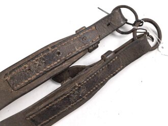 Kavallerie oder bespannte Artillerie, Paar Lederriemen jeweils 33cm, ungereinigt