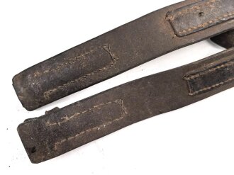 Kavallerie oder bespannte Artillerie, Paar Lederriemen jeweils 33cm, ungereinigt