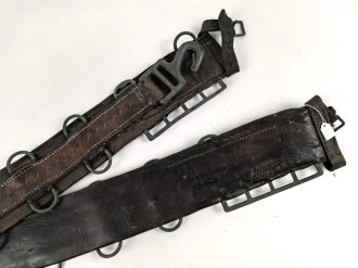 Brustblatt zum Sielengeschirr 25 der Wehrmacht , gereinigtes Stück datiert 1944, die Metallteile neuzeitlich lackiert