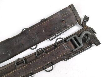Brustblatt zum Sielengeschirr 25 der Wehrmacht , gereinigtes Stück datiert 1942, die Metallteile neuzeitlich lackiert