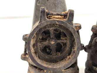 Paar Teile für die Pferdegasmaske 41 der Wehrmacht. Ungereinigte Bodenfunde