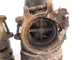 Paar Teile für die Pferdegasmaske 41 der Wehrmacht. Ungereinigte Bodenfunde