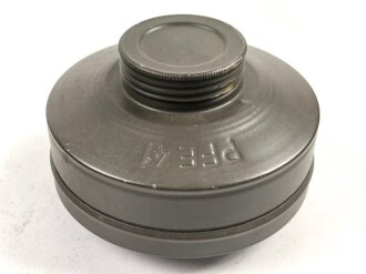 Filter zur Pferdegasmaske 41 der Wehrmacht. Ungebrauchtes Stück in sehr gutem Zustand, in der zugehörigen Transporthülle