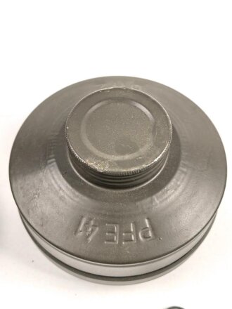 Filter zur Pferdegasmaske 41 der Wehrmacht. Ungebrauchtes Stück in sehr gutem Zustand, in leicht defekterTransporthülle