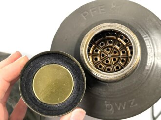 Filter zur Pferdegasmaske 41 der Wehrmacht. Ungebrauchtes Stück in sehr gutem Zustand, in leicht defekterTransporthülle