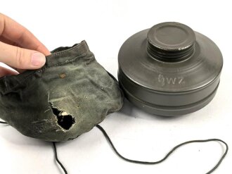 Filter zur Pferdegasmaske 41 der Wehrmacht. Ungebrauchtes Stück in sehr gutem Zustand, in leicht defekterTransporthülle