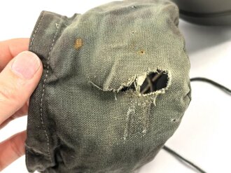 Filter zur Pferdegasmaske 41 der Wehrmacht. Ungebrauchtes Stück in sehr gutem Zustand, in leicht defekterTransporthülle