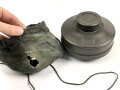 Filter zur Pferdegasmaske 41 der Wehrmacht. Ungebrauchtes Stück in sehr gutem Zustand, in leicht defekterTransporthülle