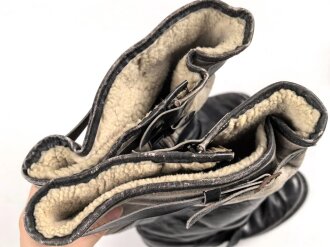 Luftwaffe, Paar Stiefel für fliegendes Personal. Getragenes Paar in gutem Gesamtzustand, alle Reissverschlüsse und Druckknöpfe gängig. Sohlenlänge 30,5cm