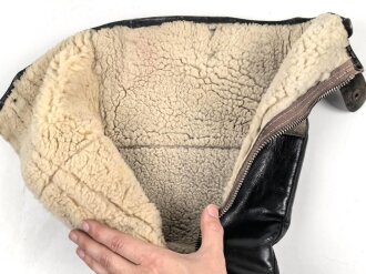Luftwaffe, Paar Stiefel für fliegendes Personal. Getragenes Paar in gutem Gesamtzustand, alle Reissverschlüsse und Druckknöpfe gängig. Sohlenlänge 30,5cm