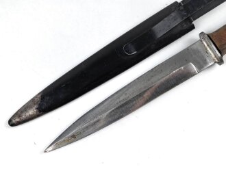 Kampfmesser / Stiefelmesser Wehrmacht. Saubere Klinge ohne Hersteller, Scheide Originallack
