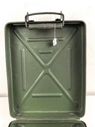 Transportkasten für drei Wurfgranaten zum 80mm Granatwerfer 34 der Wehrmacht. Überlackiertes Stück