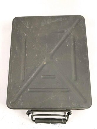 Transportkasten für drei Wurfgranaten zum 80mm Granatwerfer 34 der Wehrmacht. Überlackiertes Stück