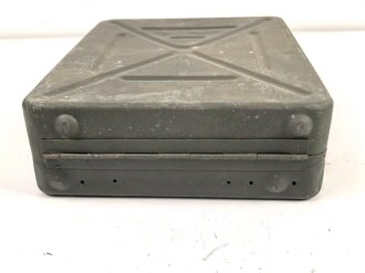 Transportkasten für drei Wurfgranaten zum 80mm Granatwerfer 34 der Wehrmacht. Überlackiertes Stück